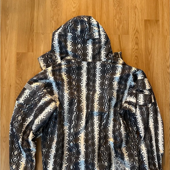 Rare Burton Black and White grey snakeskin snowboard Jacket men’s  size m - Picture 2 of 4